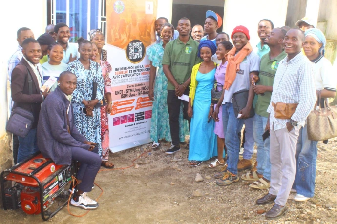 Photo prise ensemble avec les étudiants de ISDR après avoir vu les applications Hesperian