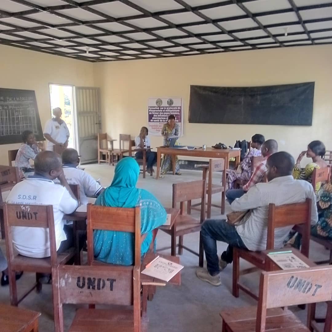 La coordinatrice Amina Scoty entrain de donné le mot d'accueil 